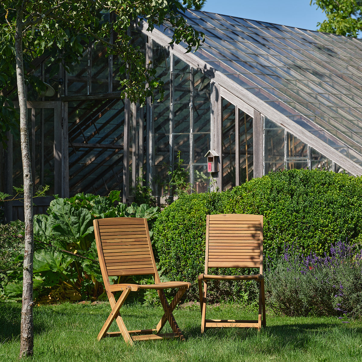 MILOS - Klappbarer Gartenstuhl aus geöltem massivem Akazienholz (2er-Set)