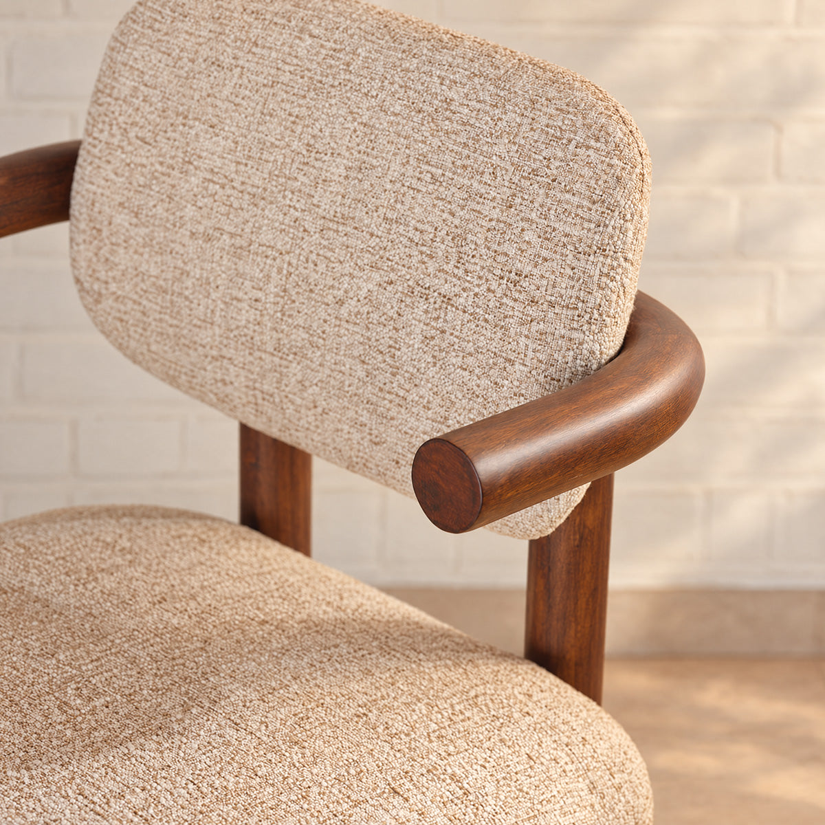 NEO - Stuhl aus massivem Mindi-Holz und beige meliertem, strukturiertem Stoff