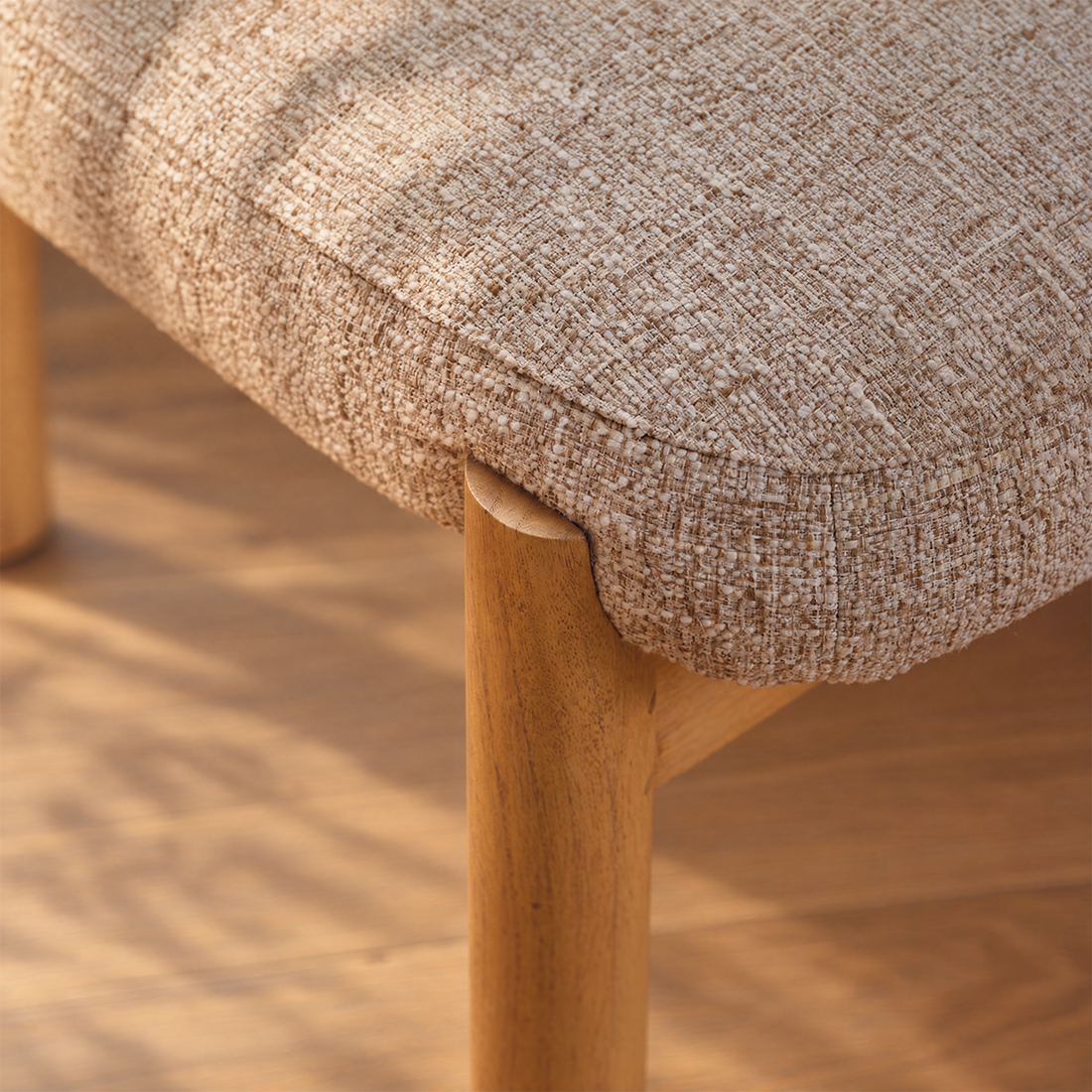NEO - Stuhl aus naturbelassenem Mindi-Massivholz und beige meliertem, strukturiertem Stoff