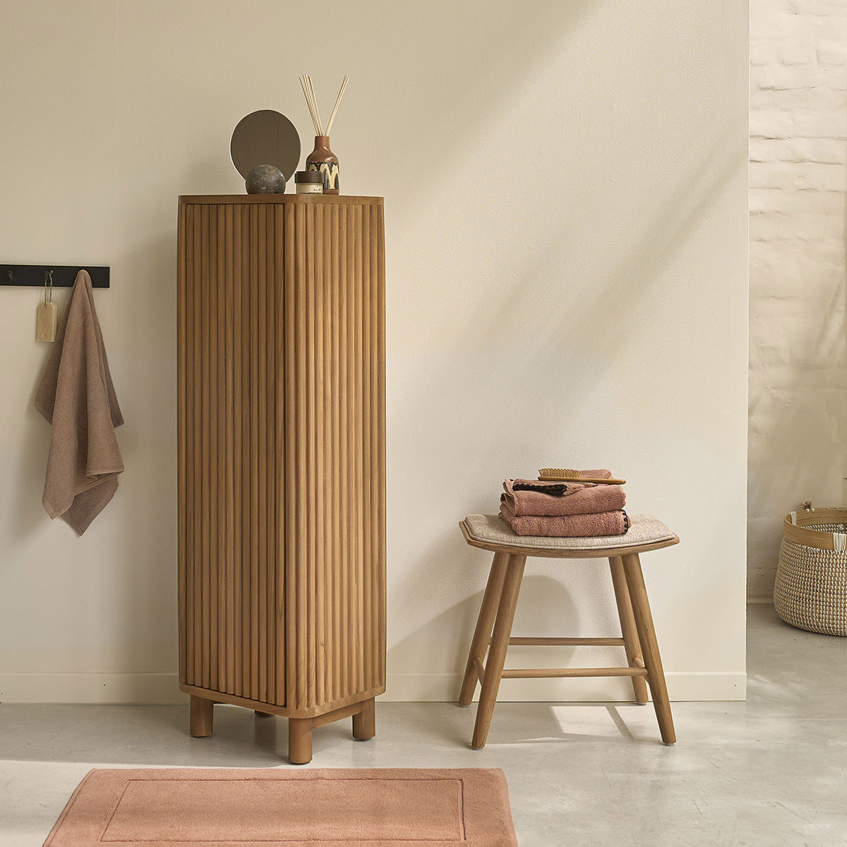 COLINE - Badezimmerschrank mit Füßen aus massivem Teakholz, 120 cm