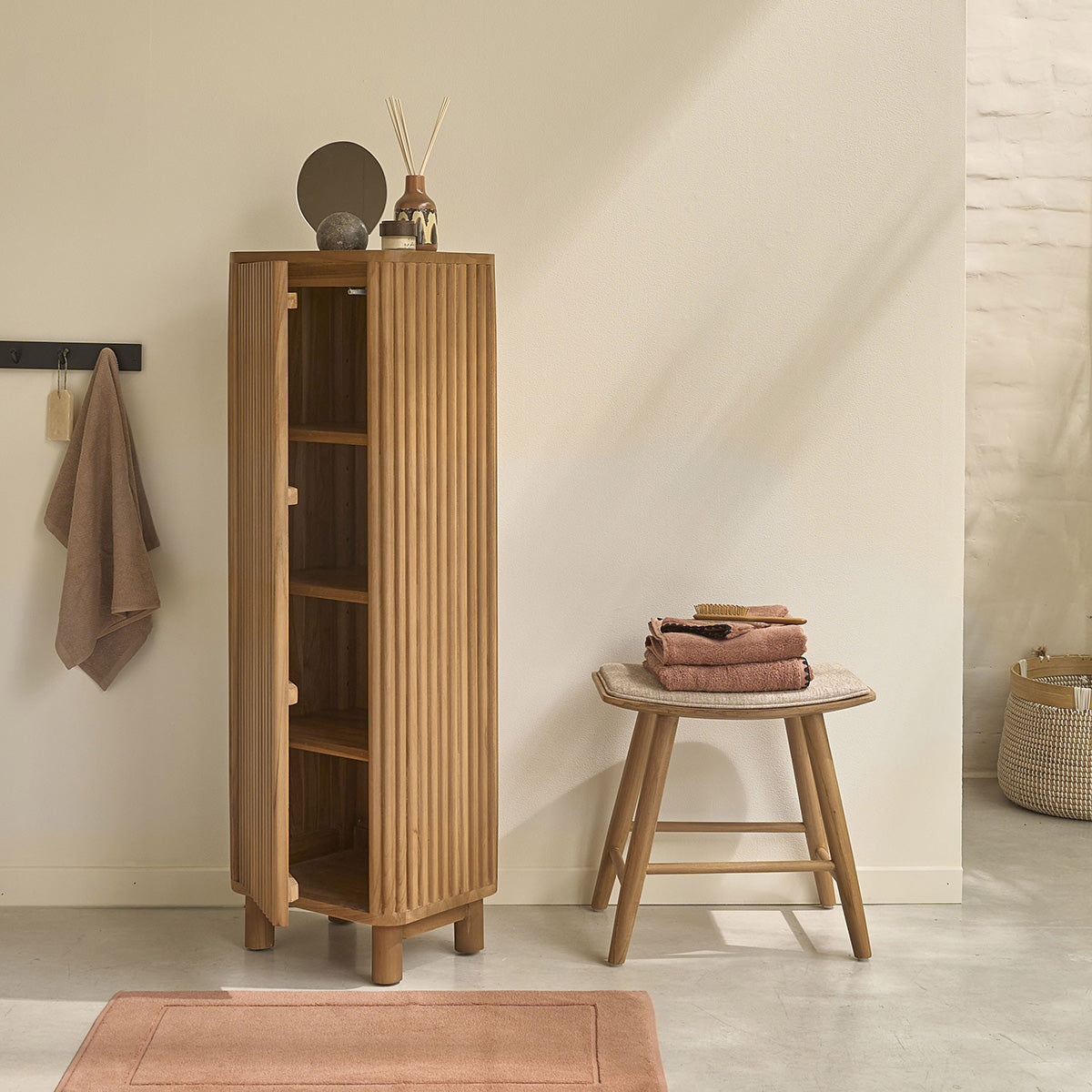 COLINE - Badezimmerschrank mit Füßen aus massivem Teakholz, 120 cm