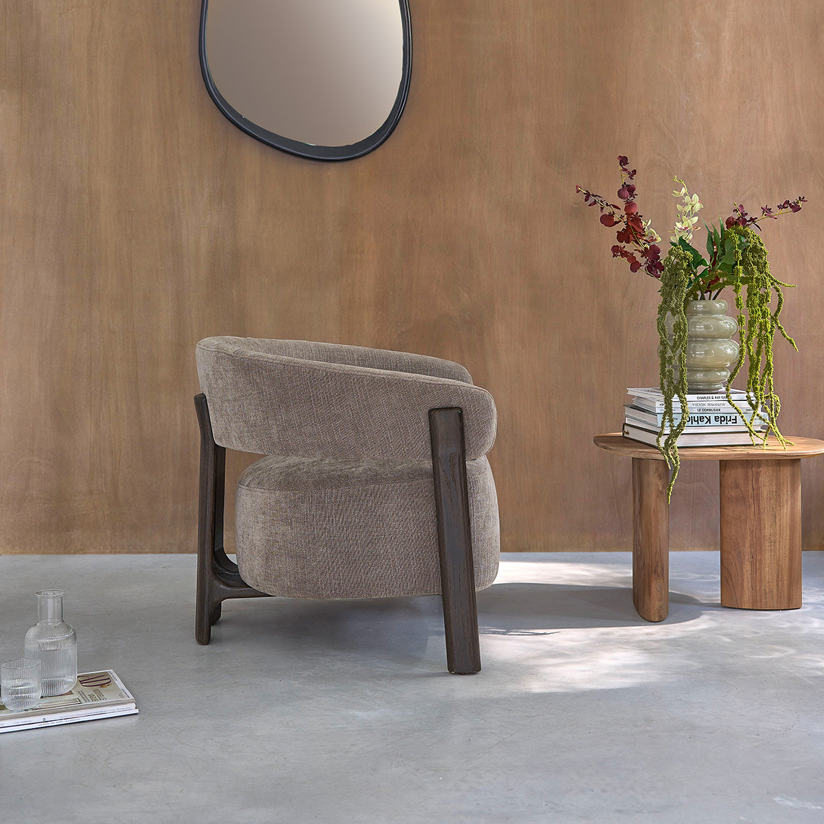 FAU0011-fauteuil_en_bois_massif_finition_noyer_et_velours_beige_-03.jpg
