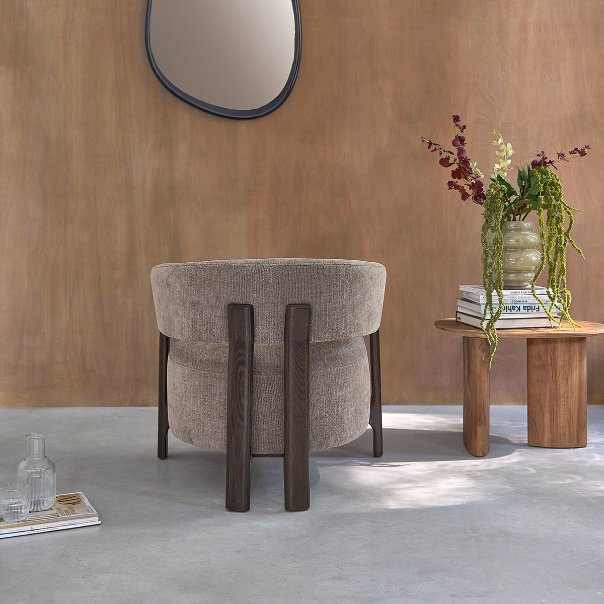 FAU0011-fauteuil_en_bois_massif_finition_noyer_et_velours_beige_-04.jpg