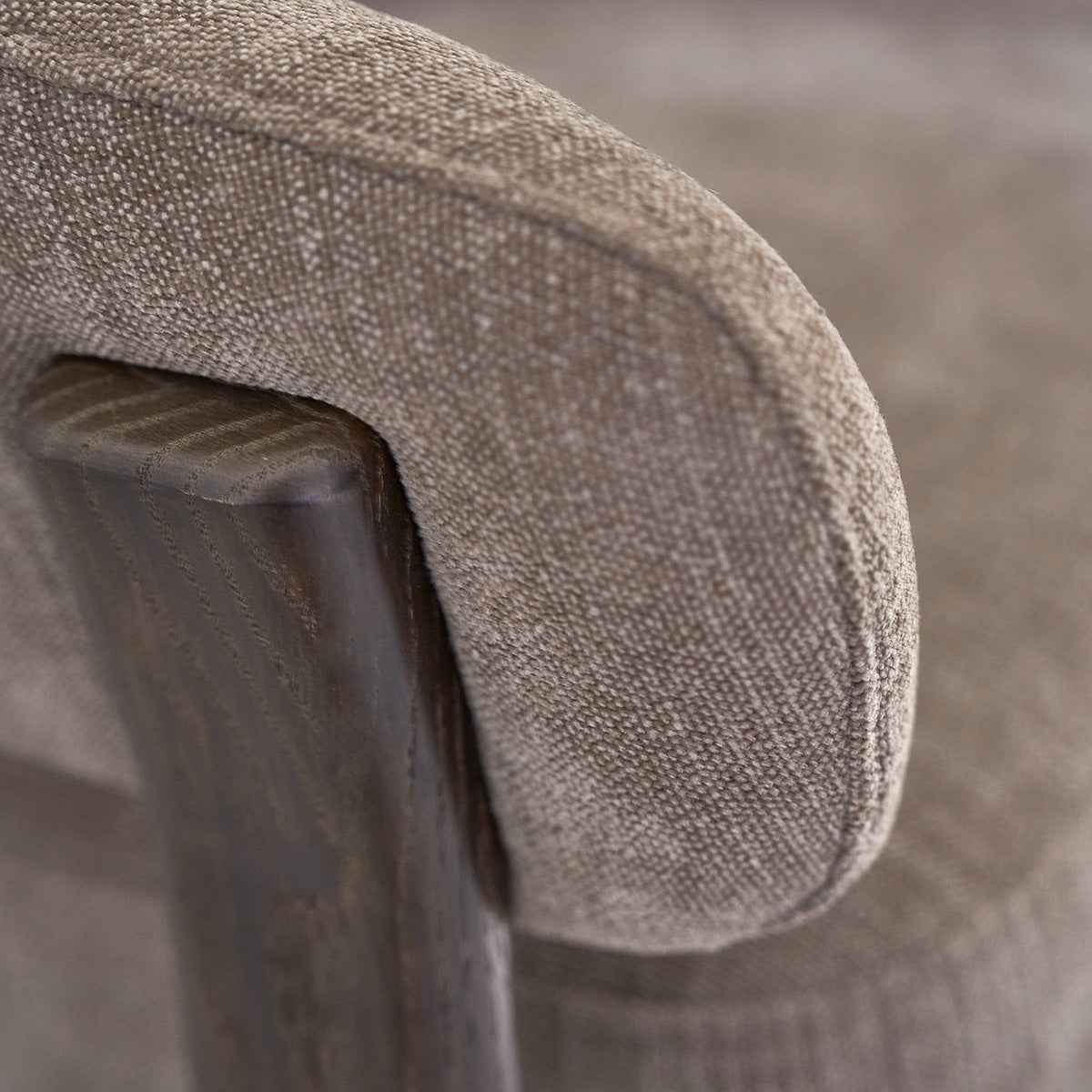 JACQUES - Sessel aus massivem Holz mit Nussbaum-Finish und beigem Samtbezug 