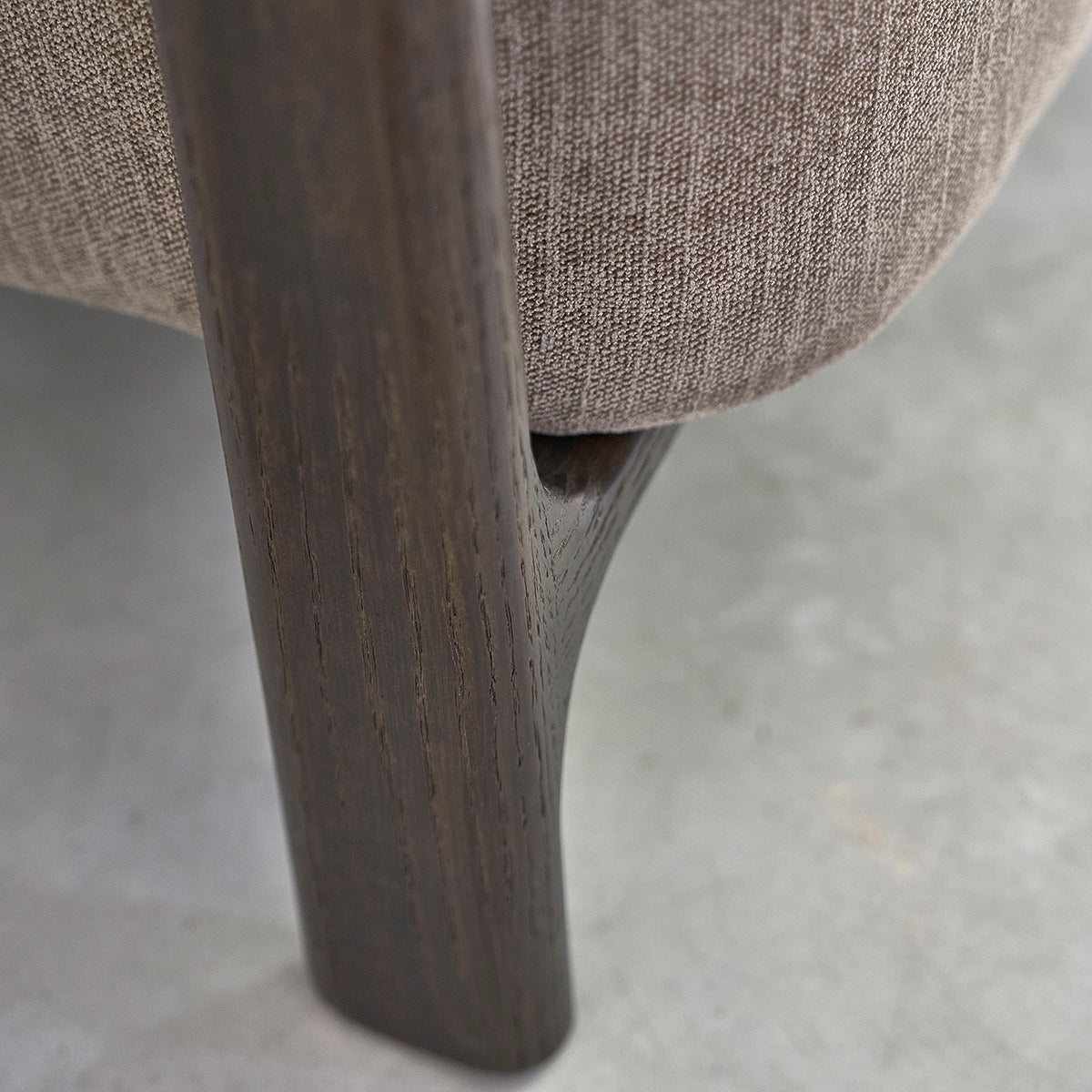 JACQUES - Sessel aus massivem Holz mit Nussbaum-Finish und beigem Samtbezug 