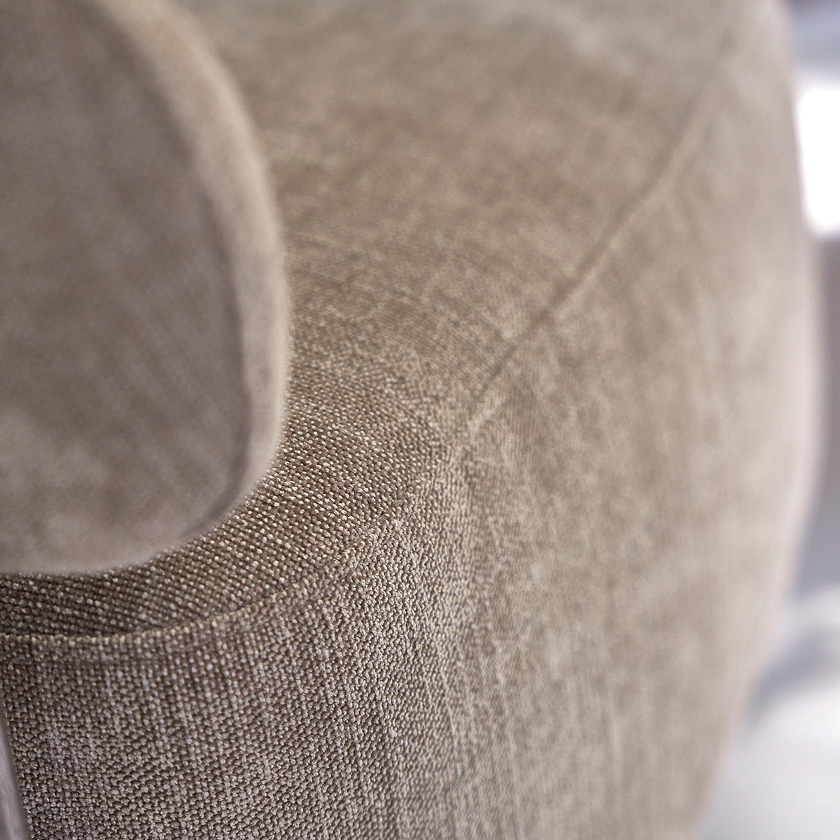 HENRI - Sessel aus massiver Eiche mit Nussbaum-Finish und Chenille-Stoff in Taupe