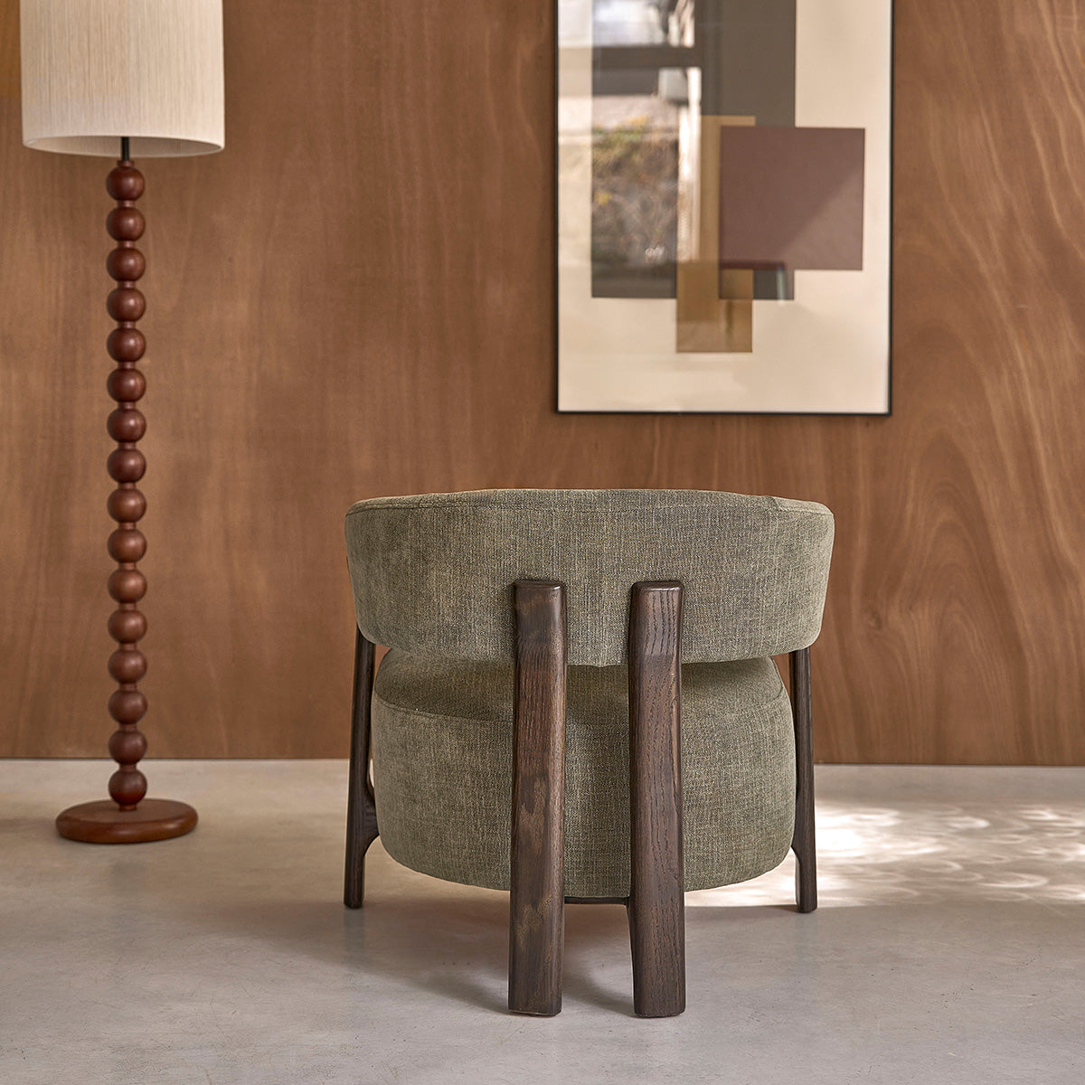 JACQUES - Sessel aus Massivholz mit Nussbaum-Finish und khakifarbenem Samtbezug 