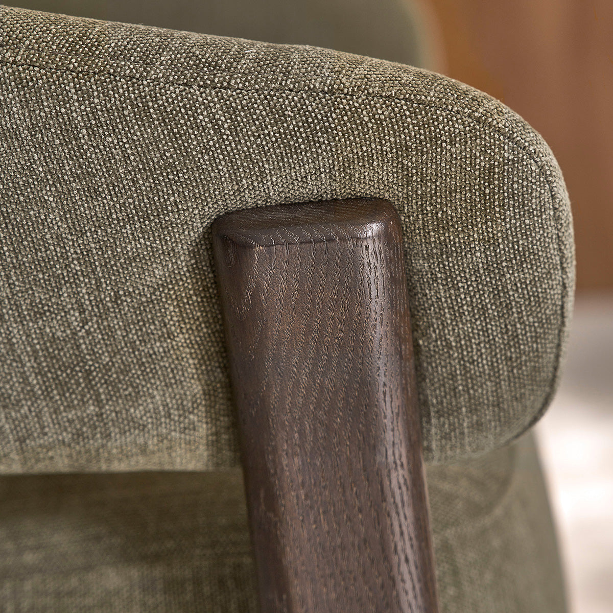 JACQUES - Sessel aus Massivholz mit Nussbaum-Finish und khakifarbenem Samtbezug 