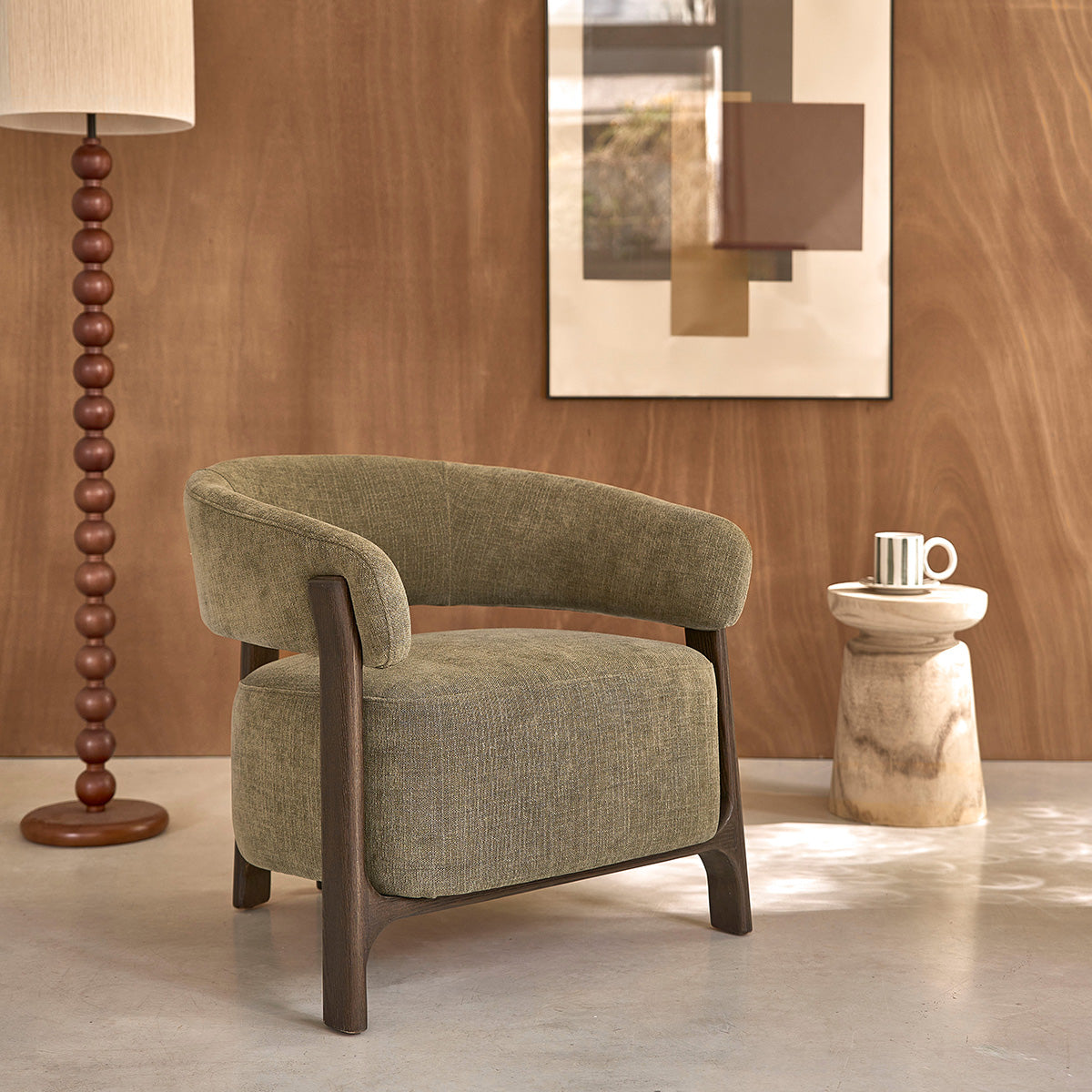 HENRI - Sessel aus massiver Eiche mit Nussbaum-Finish und khakifarbenem Chenille-Stoff