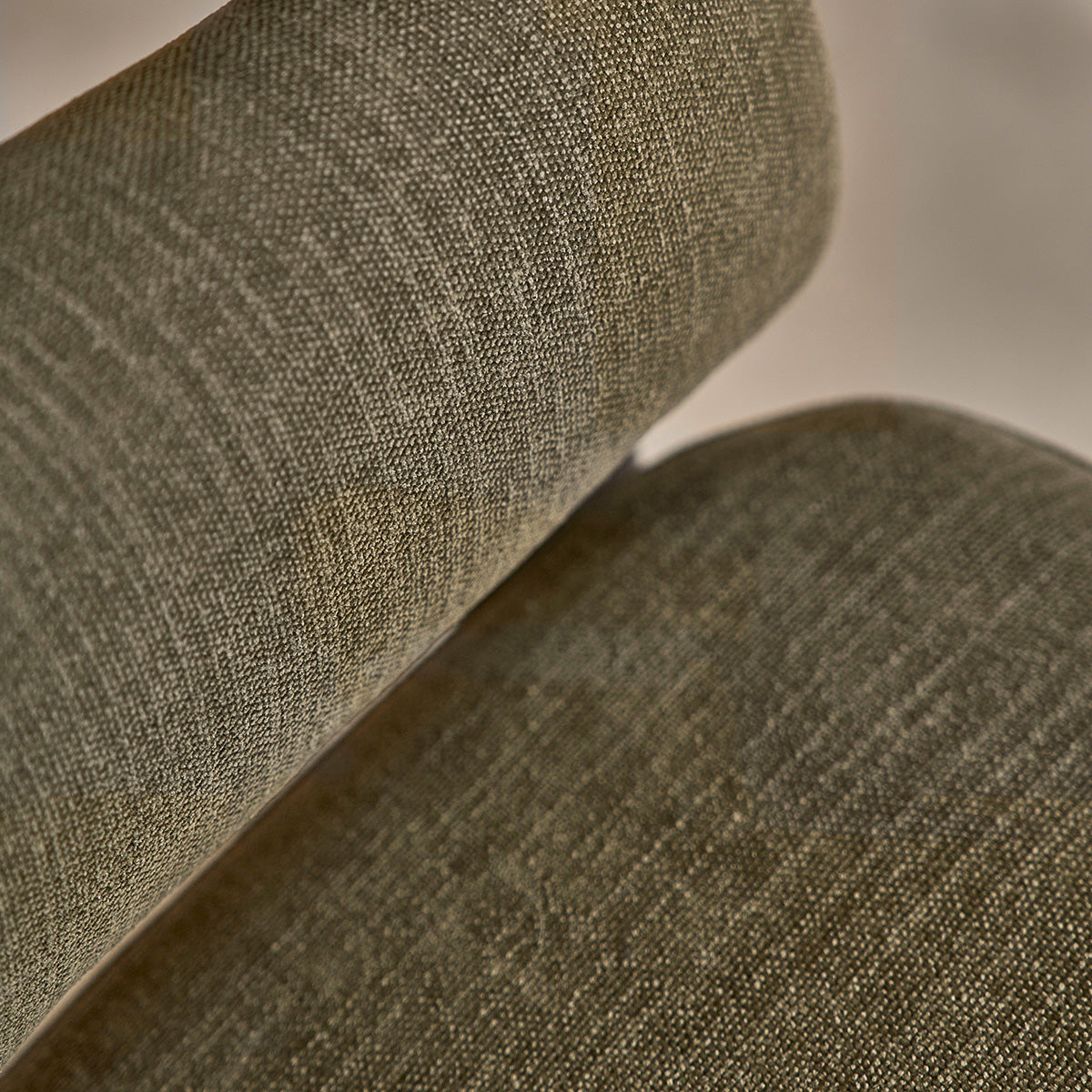 HENRI - Sessel aus massiver Eiche mit Nussbaum-Finish und khakifarbenem Chenille-Stoff