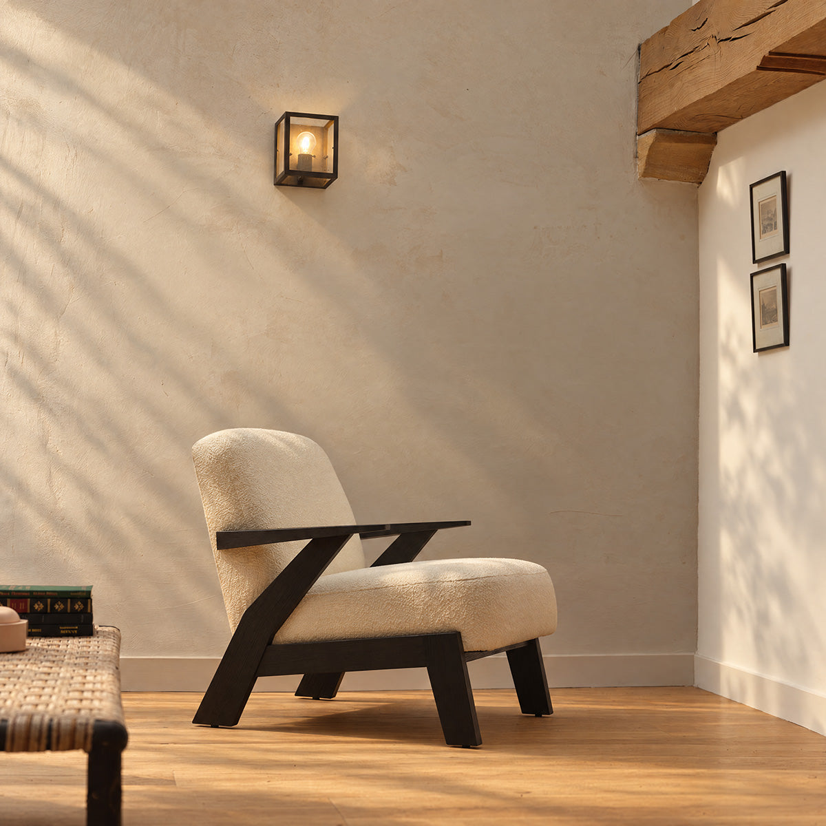 FAU0013-fauteuil_en_mindi_massif_noir_et_tissu_bouclette_creme-01.jpg