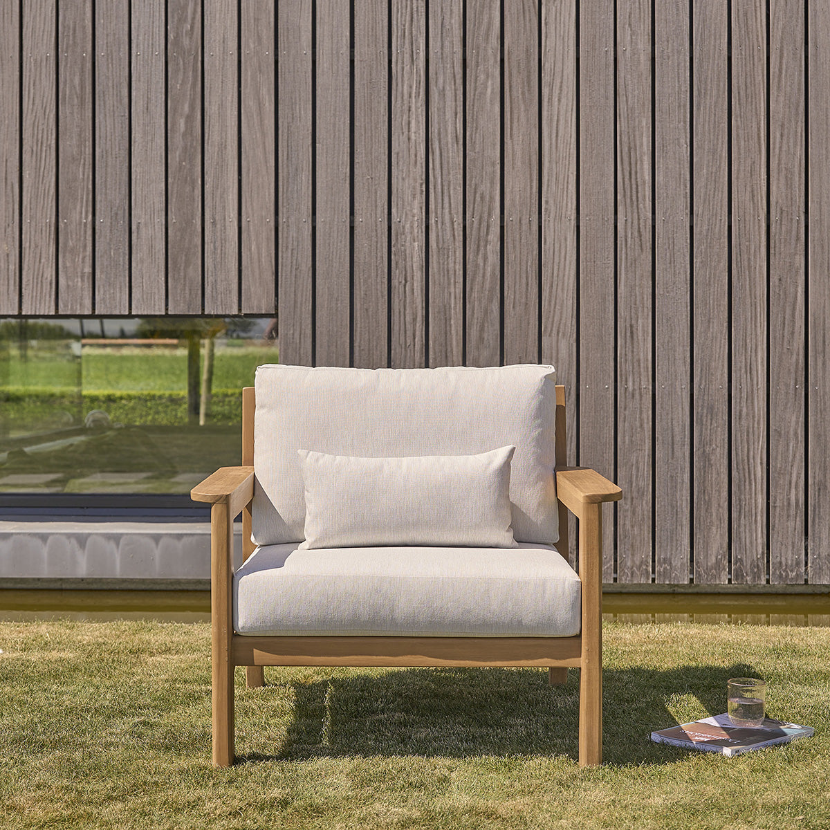 MAORA - Gartensessel aus massivem Teakholz mit Kissen