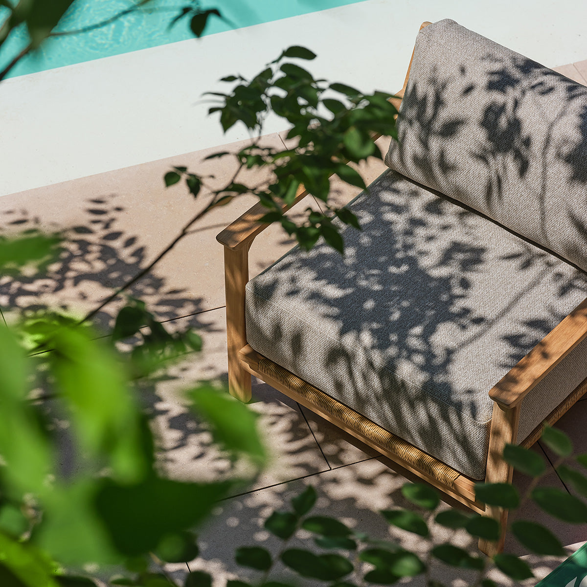 PIANA - Gartensessel aus massivem Teakholz mit grau melierten Kissen