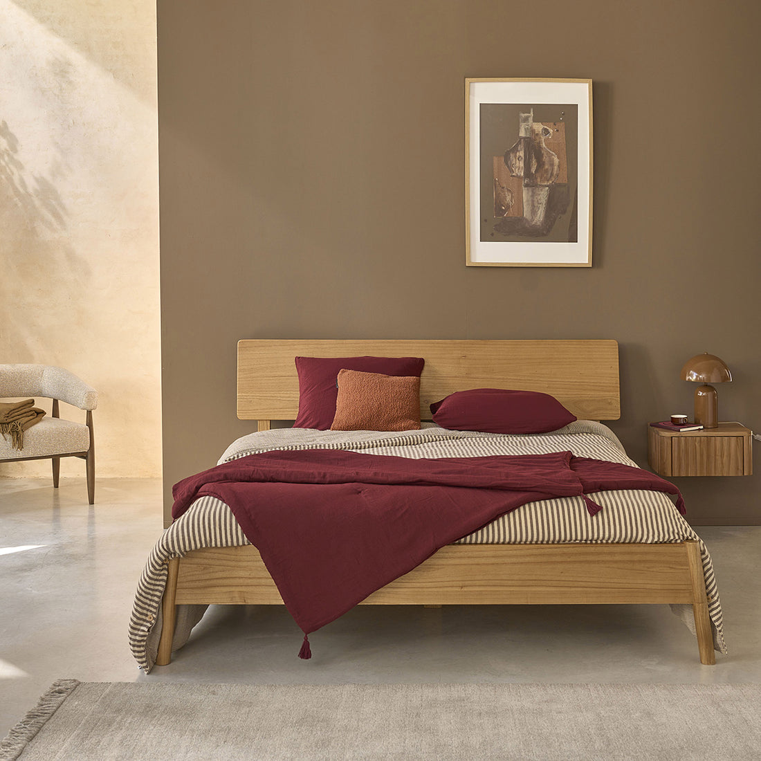 MAIA - Holzbett aus Mindi-Holz mit Walnuss-Finish, 160 cm, mit Lattenrost