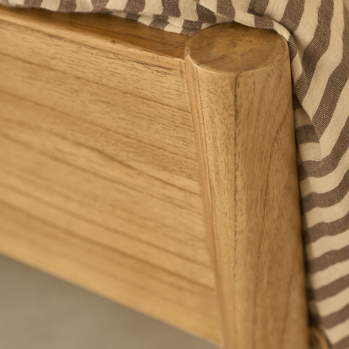 MAIA - Holzbett aus Mindi-Holz mit Walnuss-Finish, 160 cm, mit Lattenrost