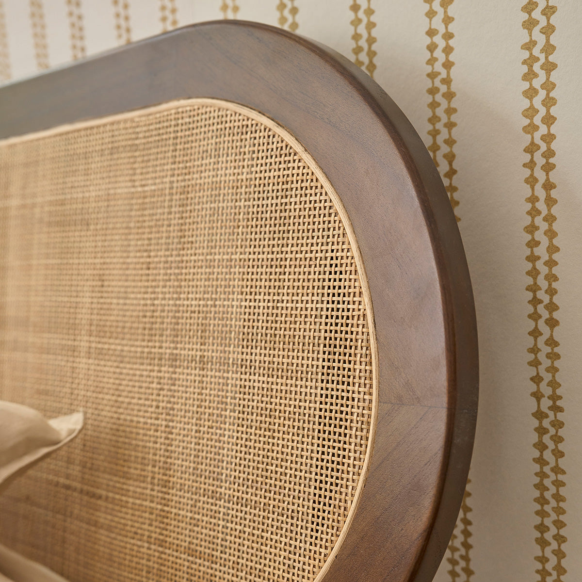 LILA - Bett aus Mindi-Holz mit Rattanverflechtung, in Nussbaumoptik, 180 cm, inklusive Lattenrost