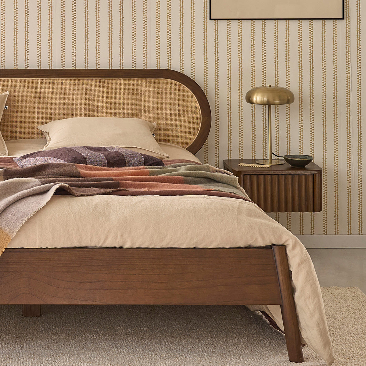LILA - Bett aus Mindi-Holz mit Rattanverflechtung, in Nussbaumoptik, 180 cm, inklusive Lattenrost