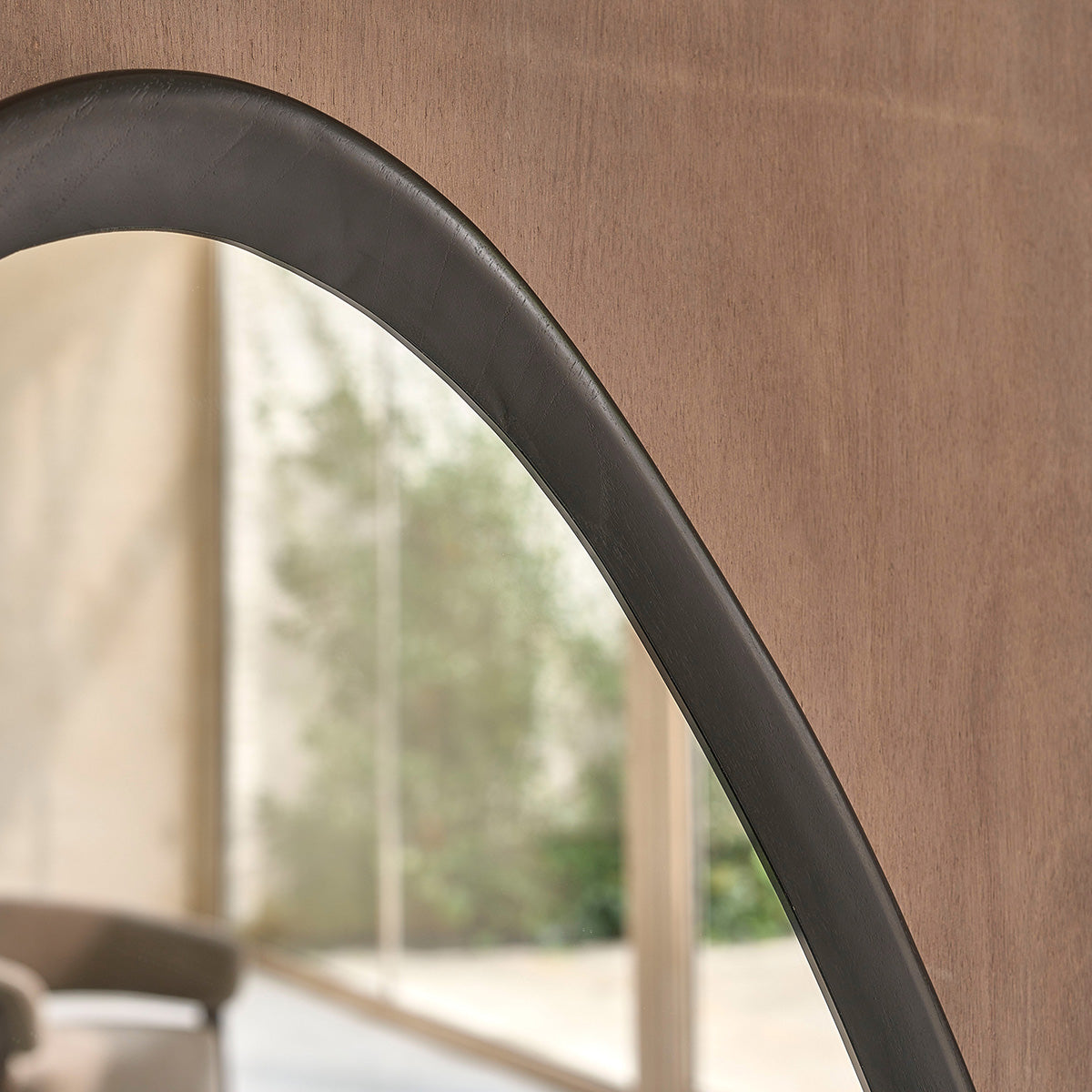 THELMA - Organischer Spiegel aus schwarzem Mindi-Holz, 75 x 60 cm