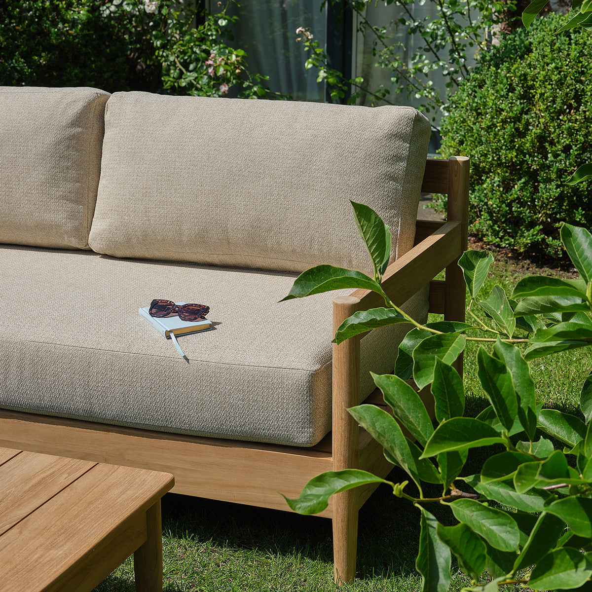 CALVI - Niedrige Gartenmöbelgarnitur aus massivem Teakholz mit beige melierten Kissen für 5 Personen.