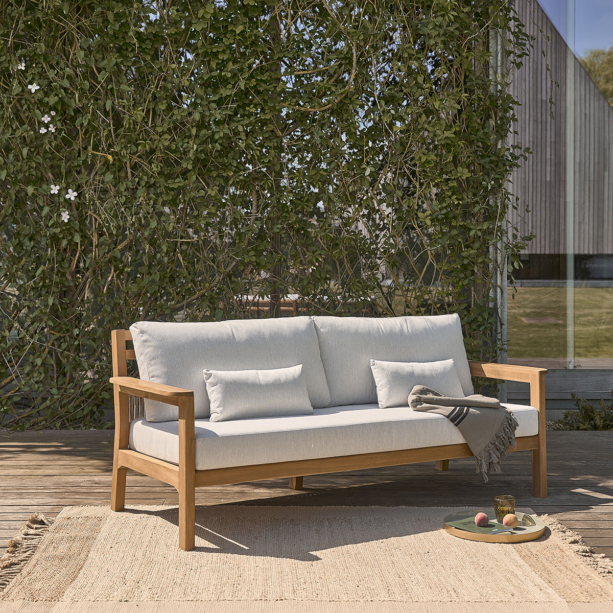 MAORA - Niedrige Gartenmöbel aus massivem Teakholz mit Kissen