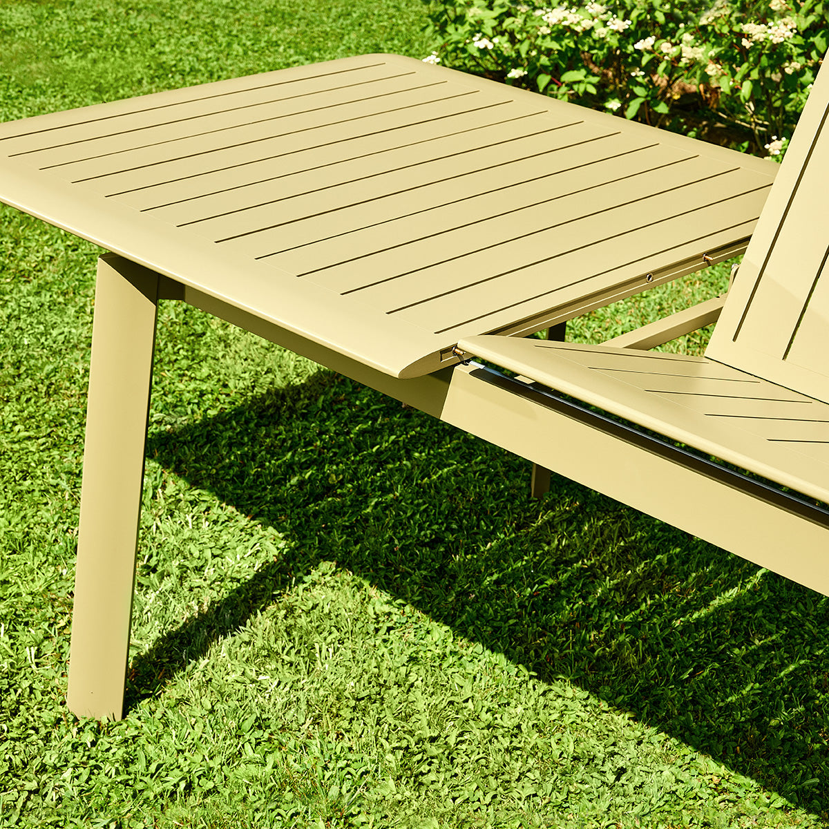 SARO - Ausziehbare Gartenmöbel aus Aluminium in Hellkhaki für 6–10 Personen
