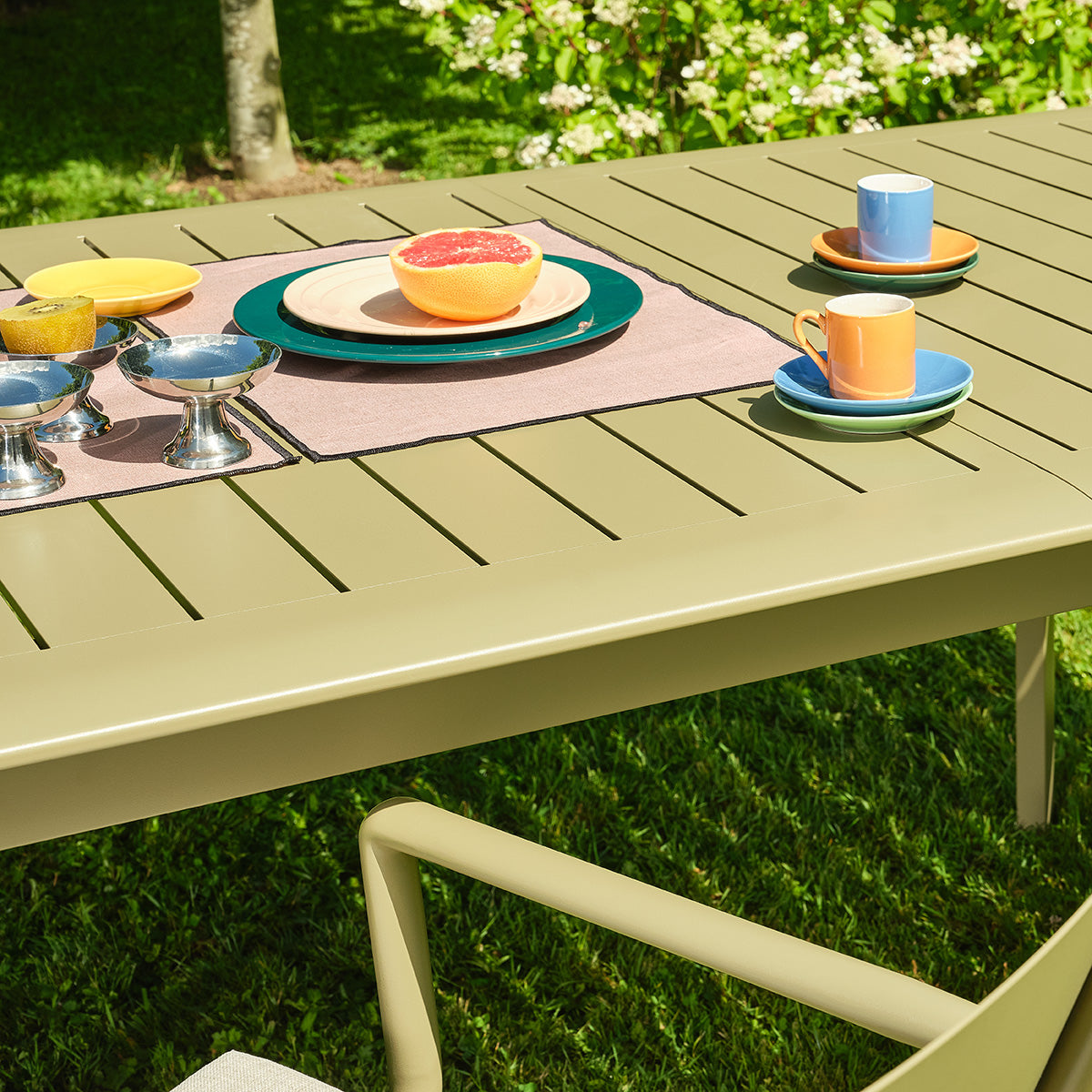 SARO - Ausziehbare Gartenmöbel aus Aluminium in Hellkhaki für 6–10 Personen