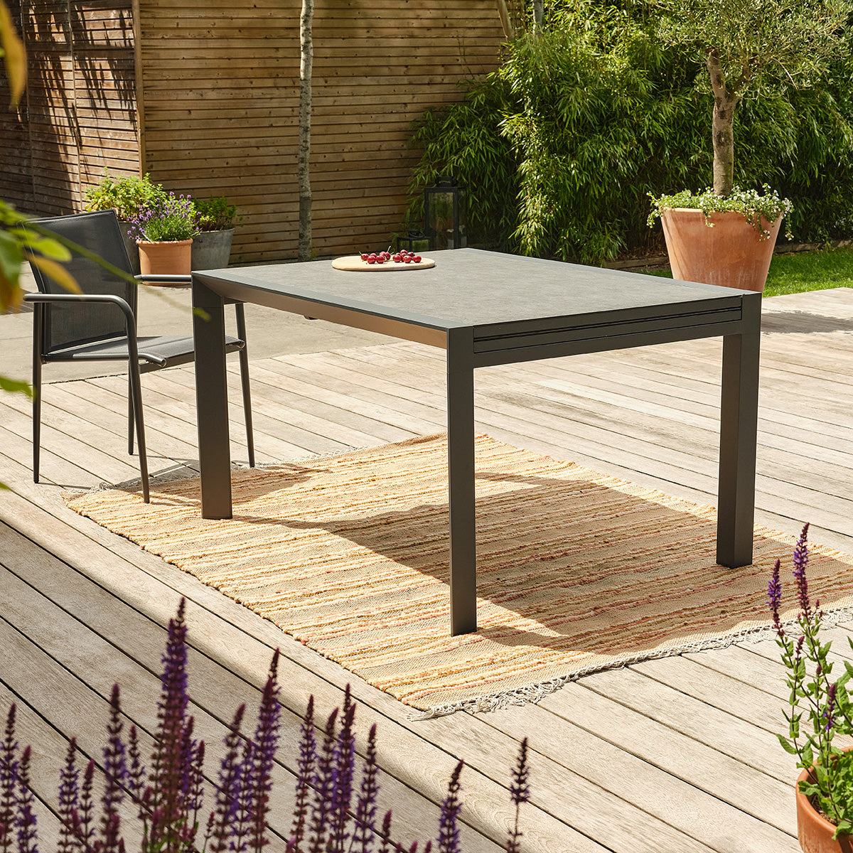 BASALT - Gartenmöbel aus Aluminium, Glas und grauem Textilene für 6–10 Personen