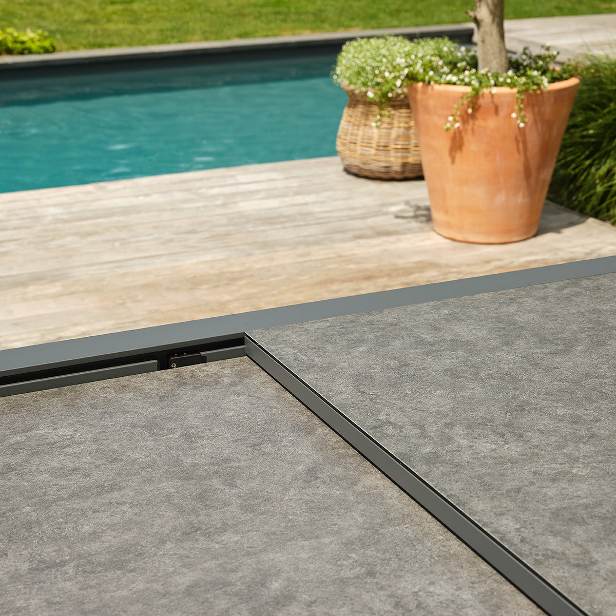 BASALT - Gartenmöbel aus Aluminium, Glas und grauem Textilene für 6–10 Personen