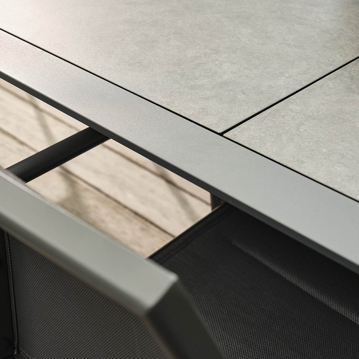 BASALT - Gartenmöbel aus Aluminium, Glas und grauem Textilene für 6–10 Personen