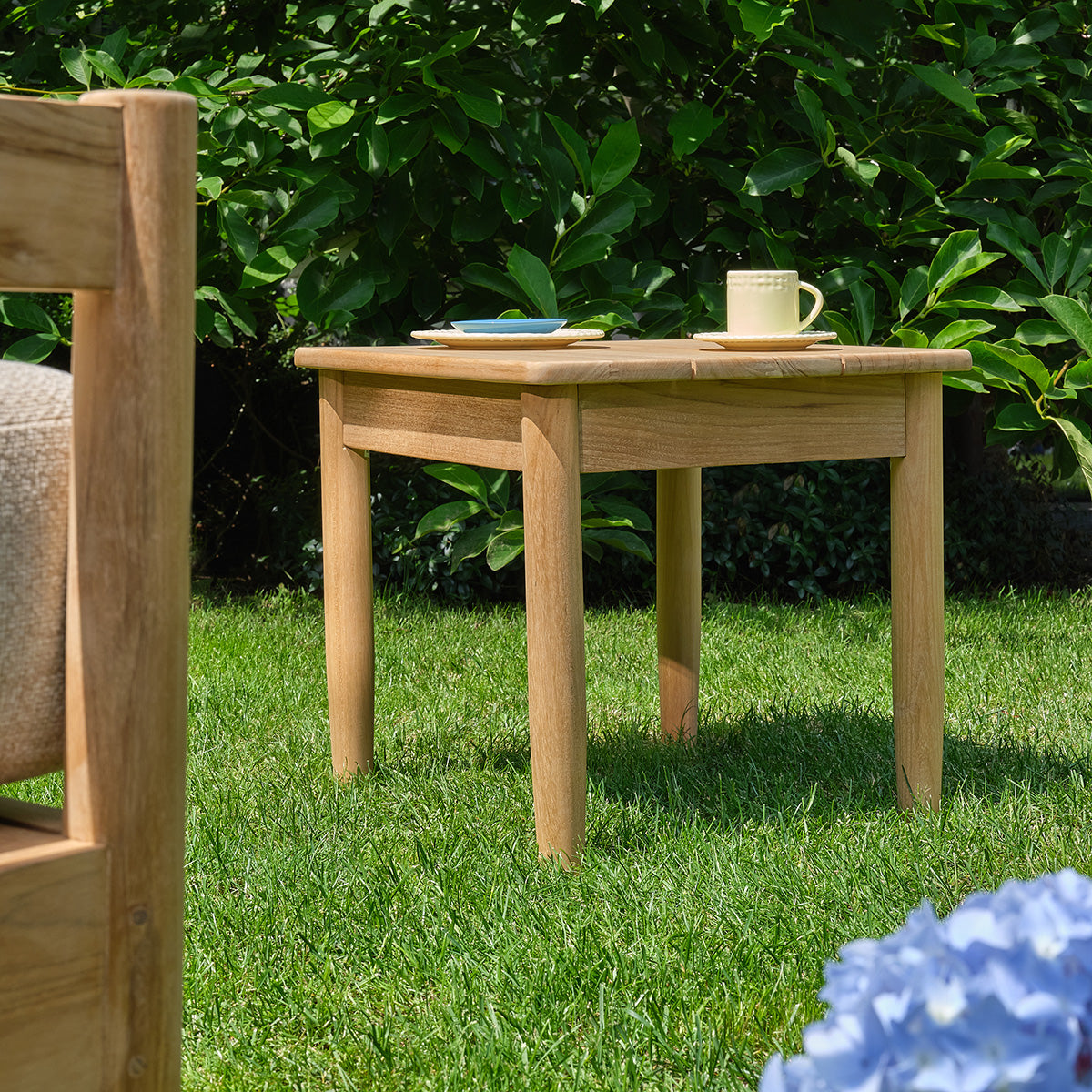 CALVI - Beistelltisch für den Garten aus massivem Premium-Teakholz