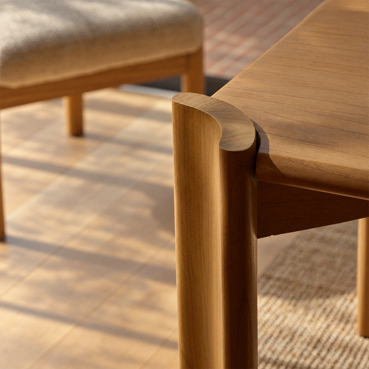 ALVAR - Tisch aus naturbelassenem Mindi-Holz für 8 Personen