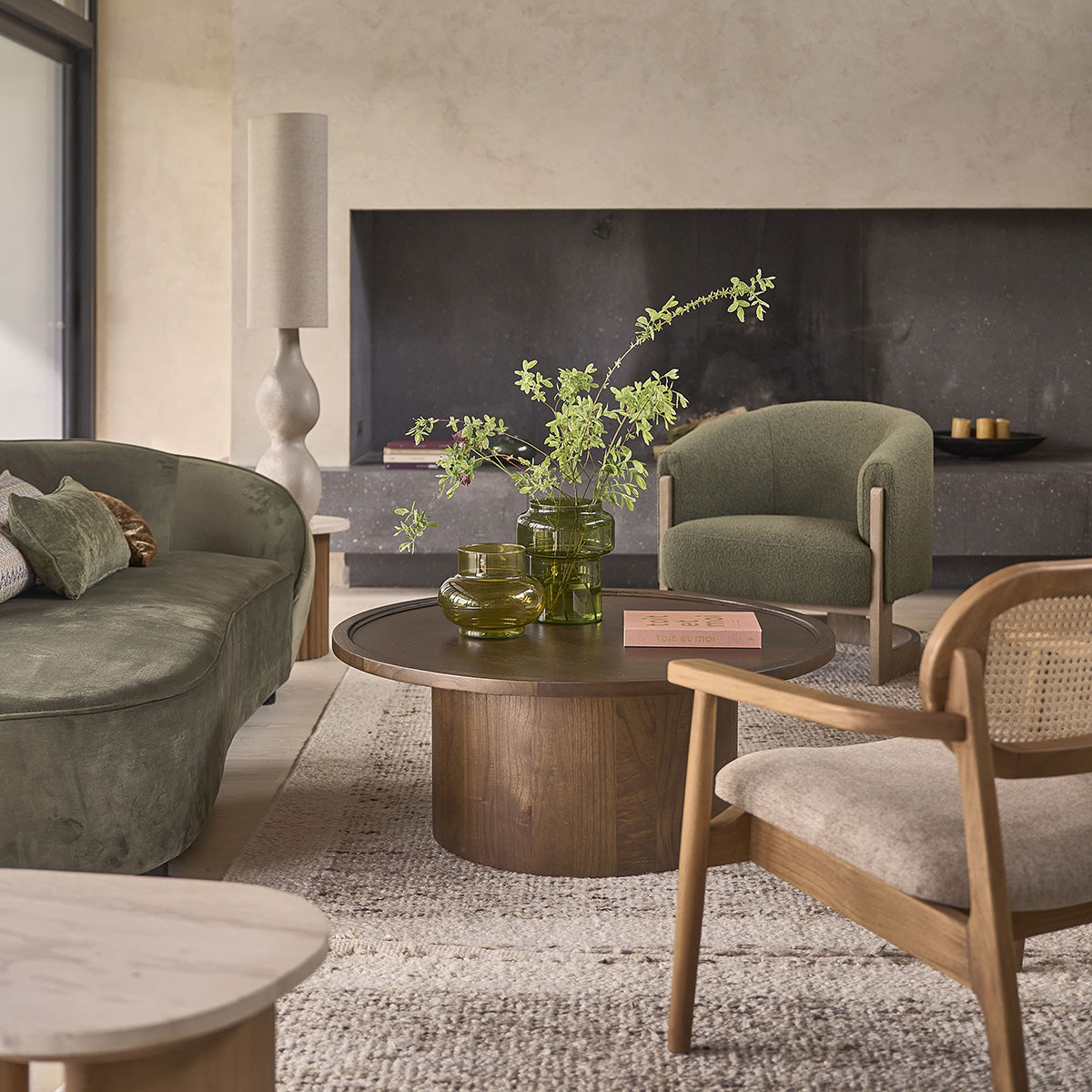 SOLÈNE - Runder Couchtisch aus massivem Mindi in Walnuss-Finish Ø 100 cm