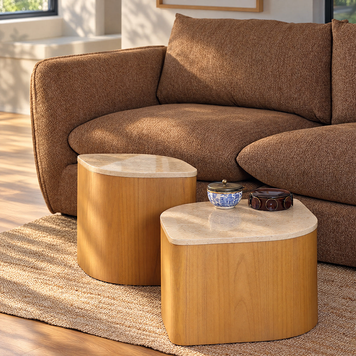 ADA - Couchtisch aus naturbelassenem Mindi-Massivholz und Marmor, 74,5 cm
