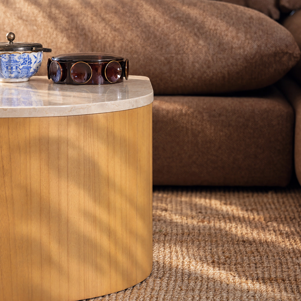 ADA - Couchtisch aus naturbelassenem Mindi-Massivholz und Marmor, 74,5 cm