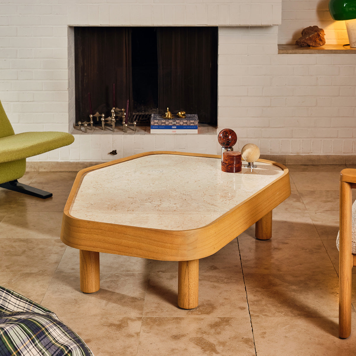 SIMONE - Couchtisch aus naturbelassenem Mindi-Holz und Marmor, 115 cm