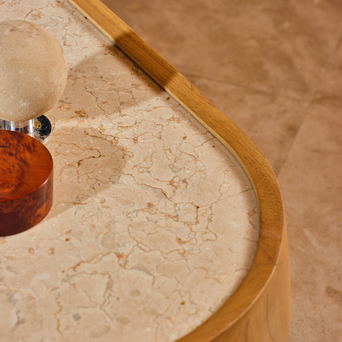 SIMONE - Couchtisch aus naturbelassenem Mindi-Holz und Marmor, 115 cm