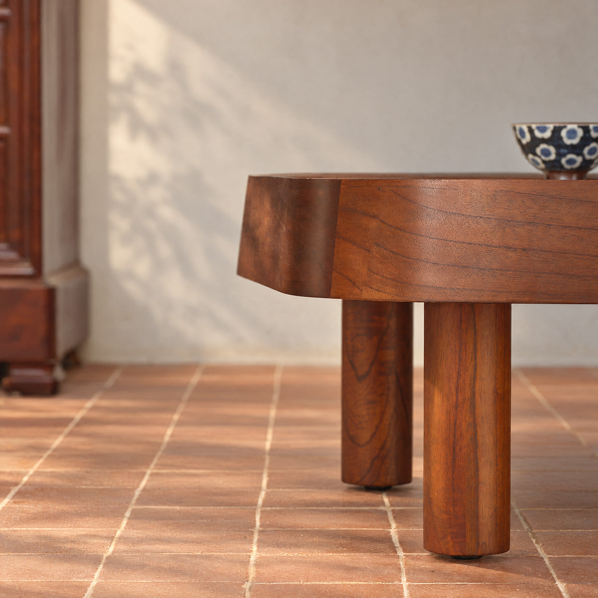 SIMONE - Couchtisch aus massivem Mindi-Holz und Marmor