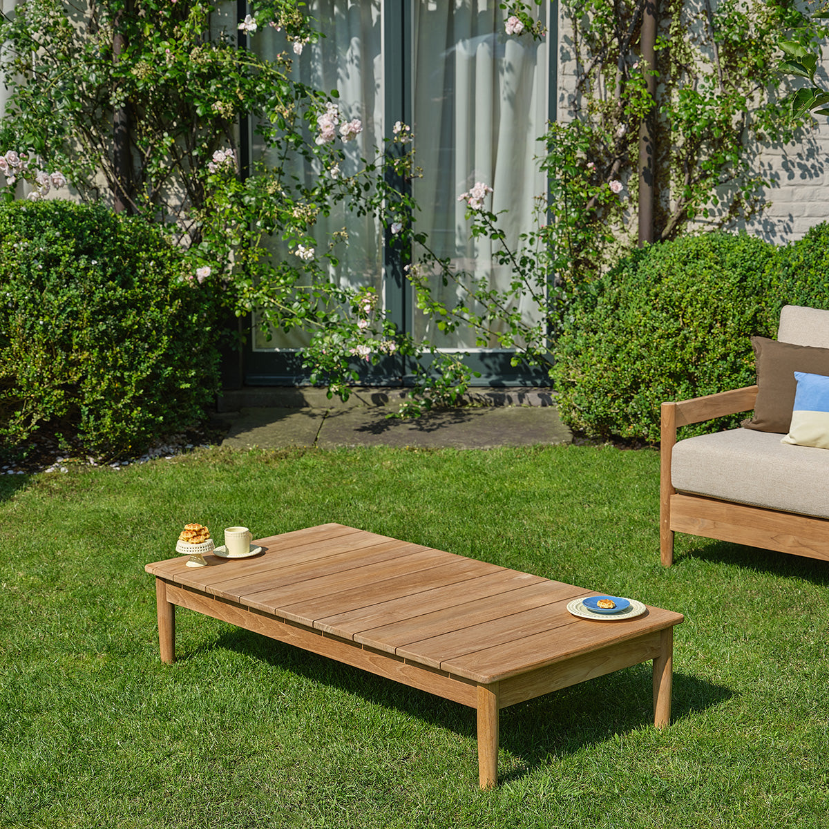 CALVI - Garten-Couchtisch aus massivem Teakholz, 140 cm
