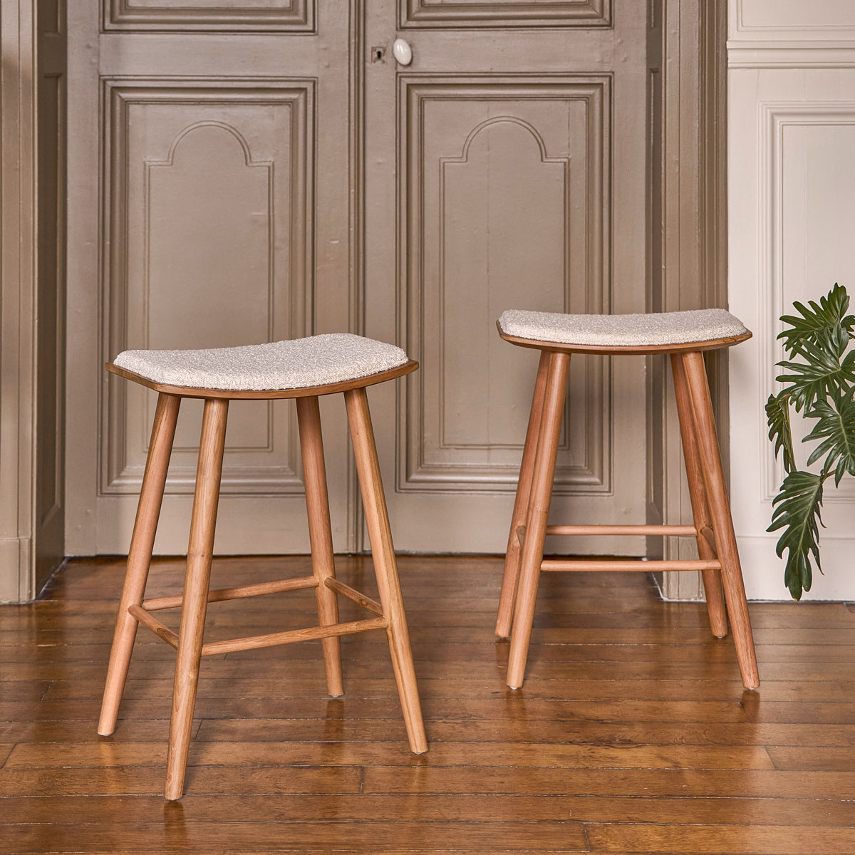 AMBRE - Barhocker aus massivem Teakholz und Bouclé-Sitz 65 cm