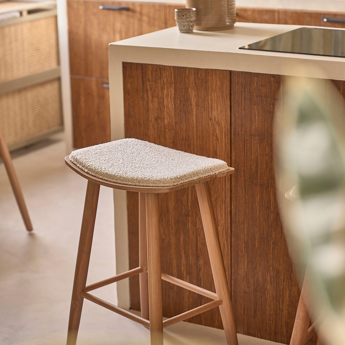 AMBRE - Barhocker aus massivem Teakholz und Bouclé-Sitz 65 cm