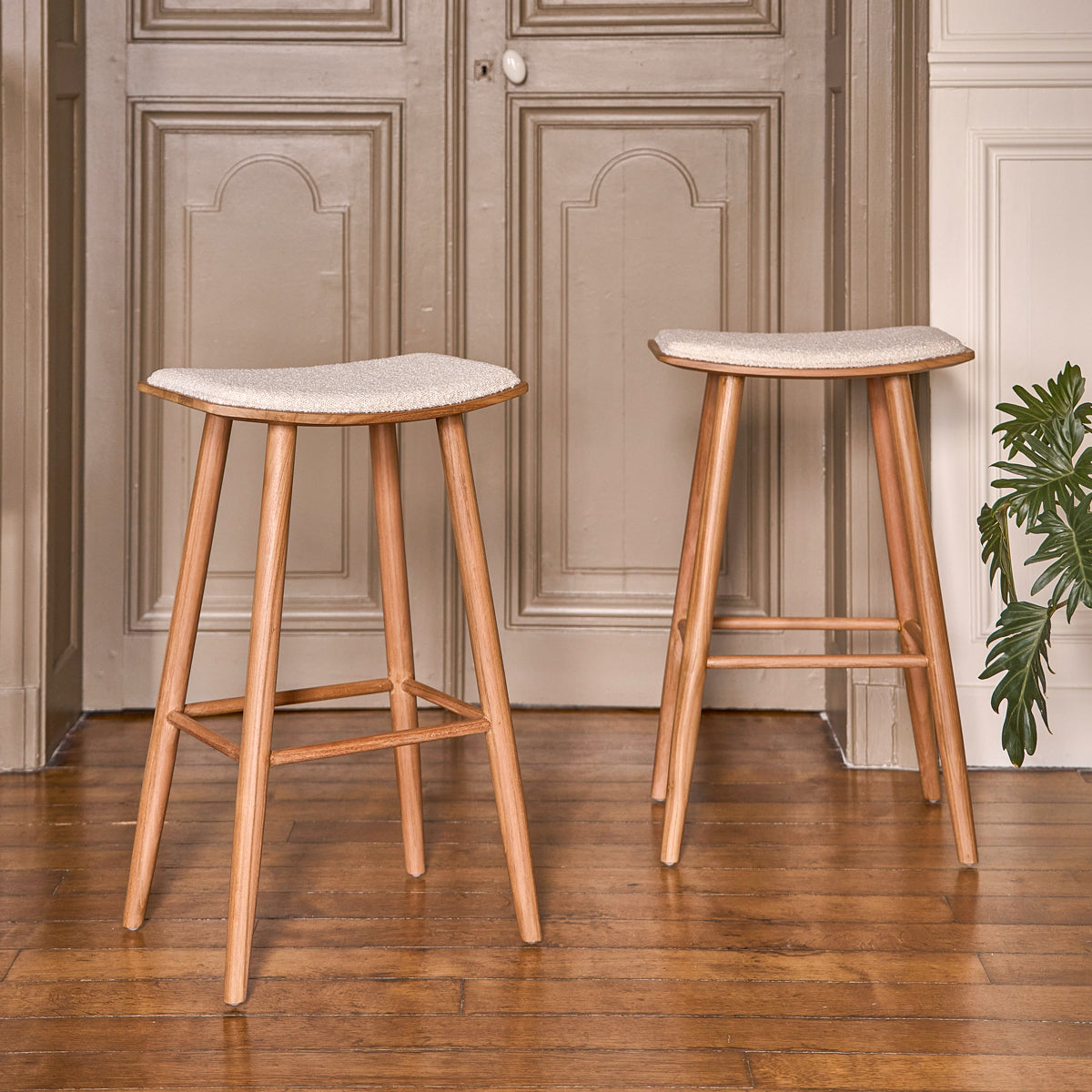AMBRE - Set aus 2 Hockern aus massivem Teakholz und Bouclé-Sitz 75 cm