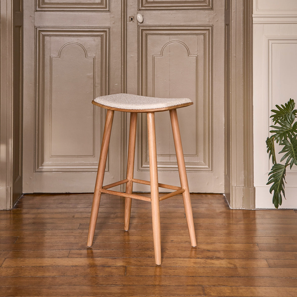 AMBRE - Set aus 2 Hockern aus massivem Teakholz und Bouclé-Sitz 75 cm