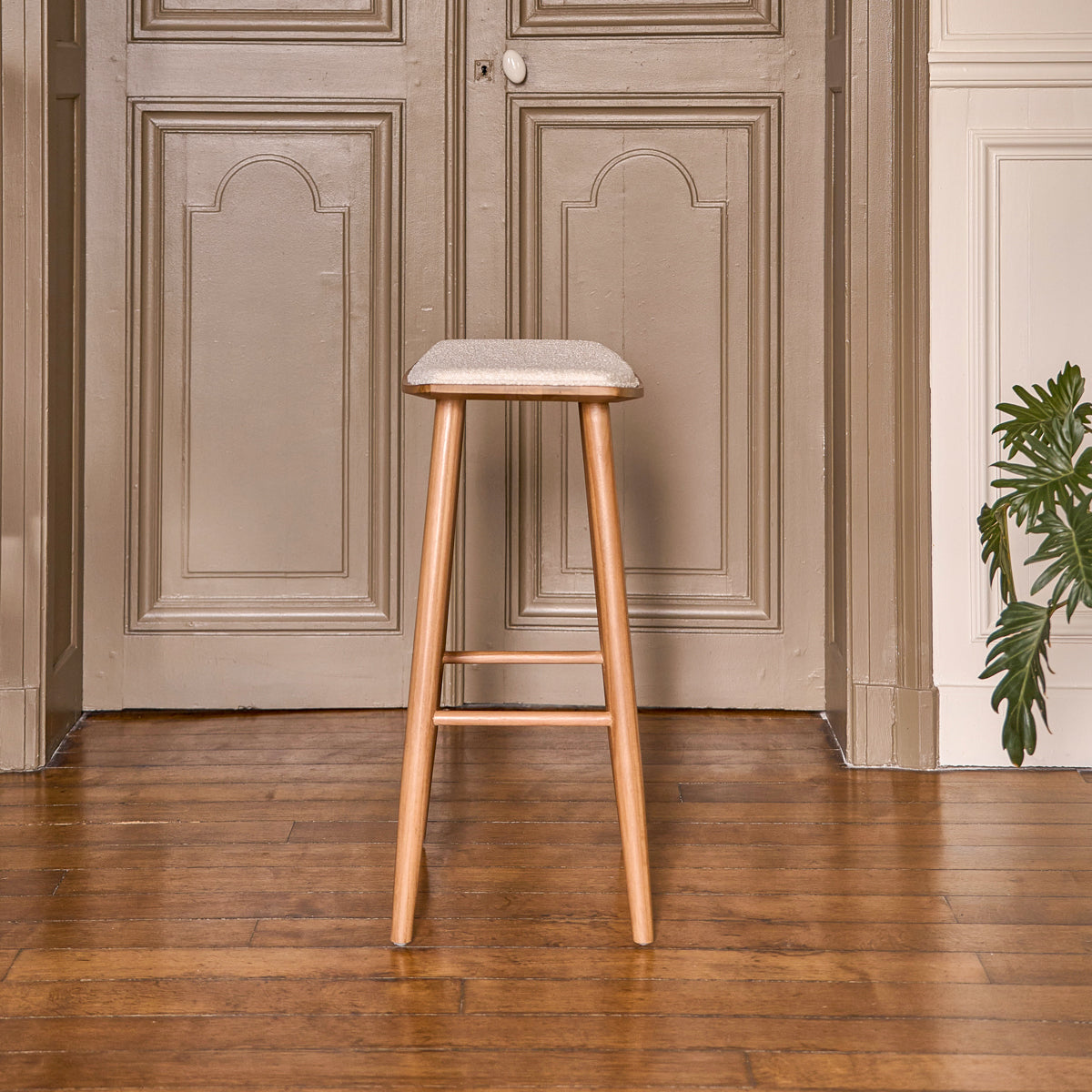 AMBRE - Set aus 2 Hockern aus massivem Teakholz und Bouclé-Sitz 75 cm