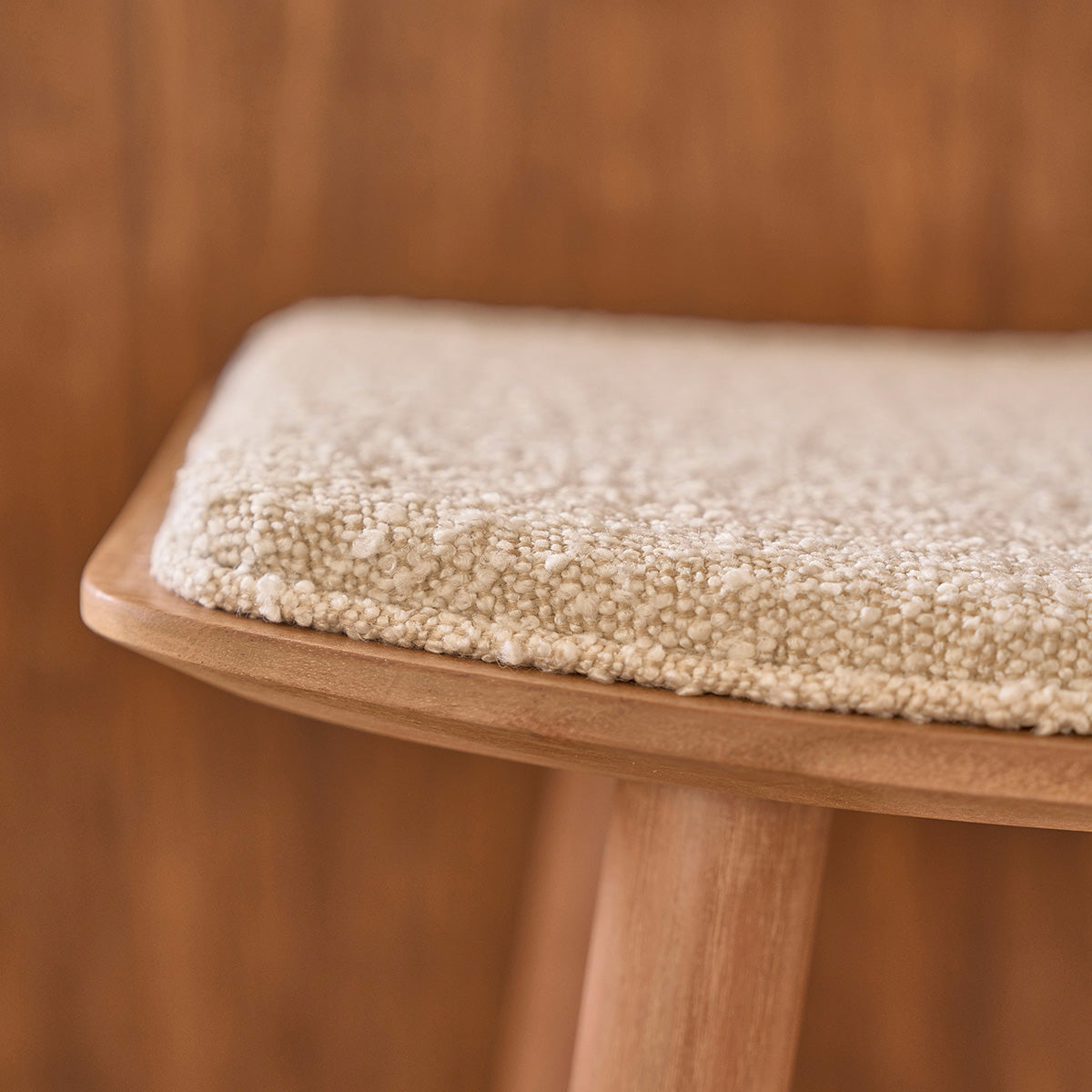 AMBRE - Set aus 2 Hockern aus massivem Teakholz und Bouclé-Sitz 75 cm