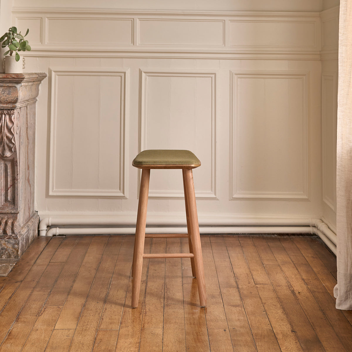 AMBRE - Set aus 2 Barhockern aus massivem Teakholz und Bouclé-Sitz 65 cm