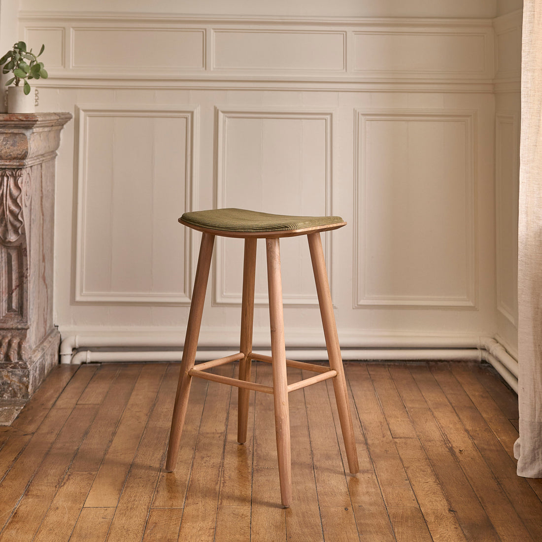 AMBRE - Barhocker aus massivem Teakholz und mit Sitzfläche aus Cordsamt, 75 cm