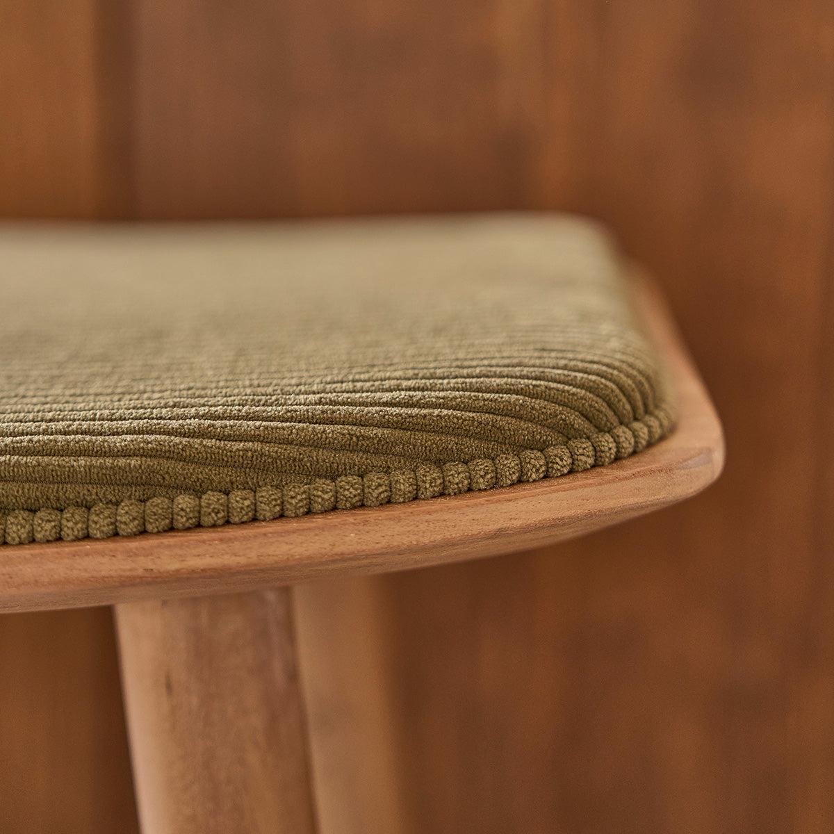 AMBRE - Barhocker aus massivem Teakholz und mit Sitzfläche aus Cordsamt, 75 cm