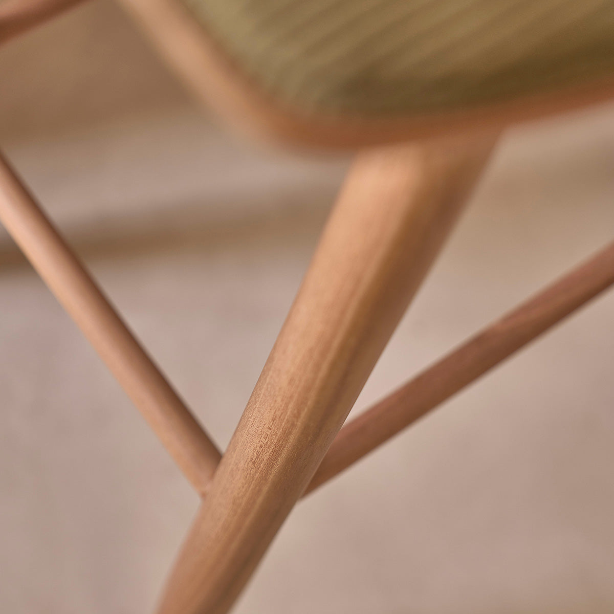 AMBRE - Barhocker aus massivem Teakholz und mit Sitzfläche aus Cordsamt, 75 cm