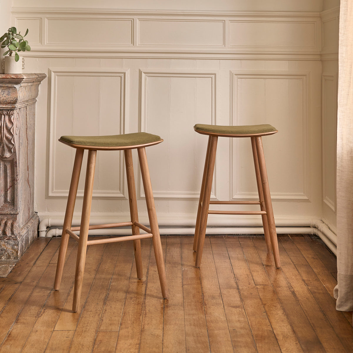 TCB0008-lot_de_2_tabourets_en_teck_massif_assise_velours_cotele_75_cm-03.jpg