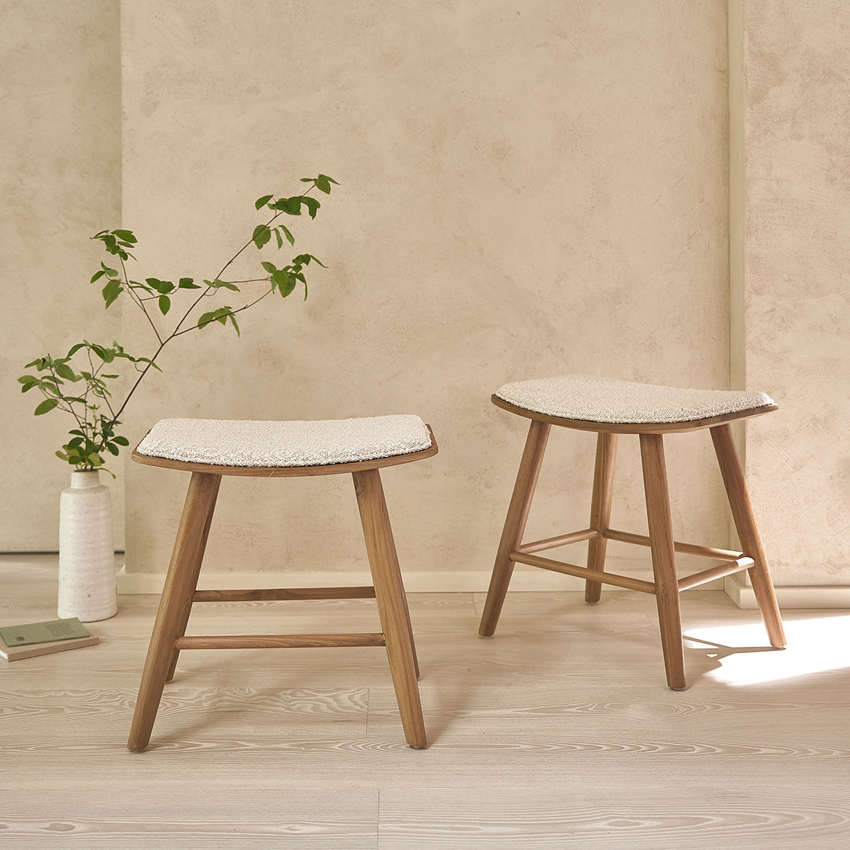 AMBRE - 2er-Set Barhocker aus massivem Teakholz und Bouclé-Stof 45 cm